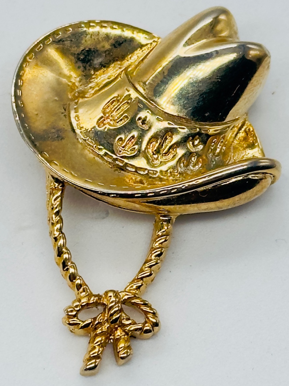 Vintage Gold Tone Cowboy Hat Brooch Pin Cowgirl Equestrian Rodeo Figural